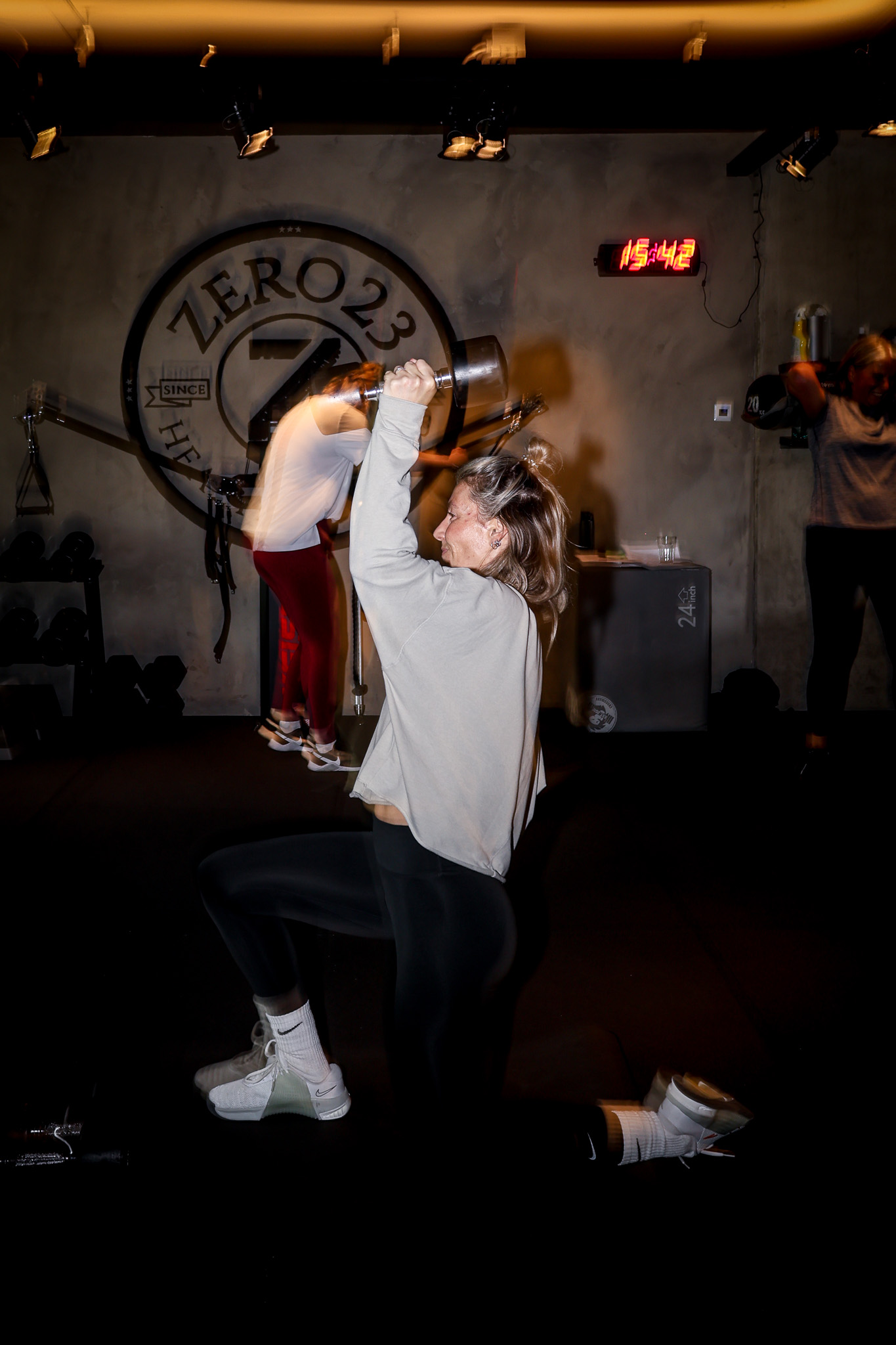 Vrouw met gewichten bij een small group training